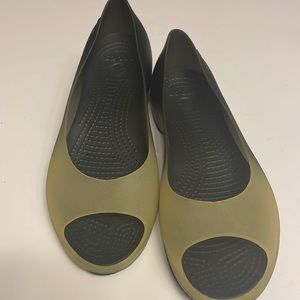 CROCS Women’s Carlie Peep Toe Ballet Flats Ombré Black Beige. Sz-8. Preowned